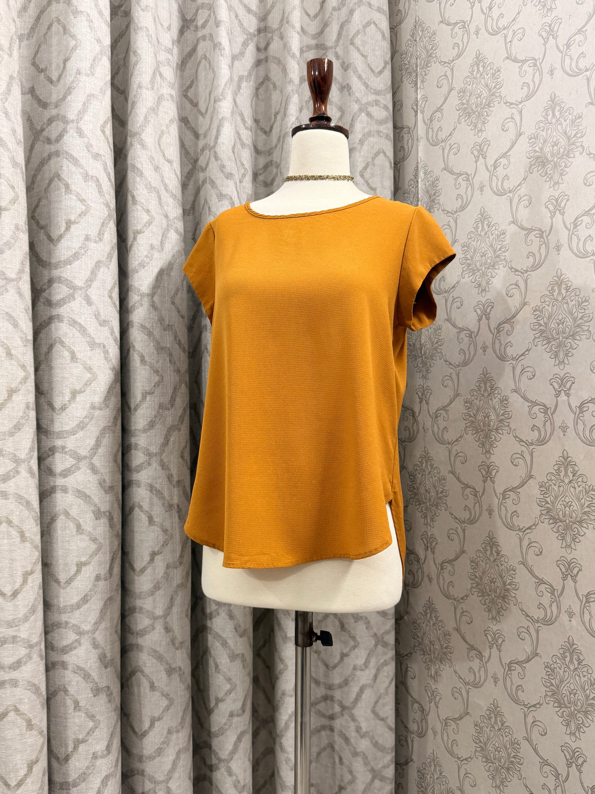 Summer Basic Top with Curved Hem in Yellow-Brown