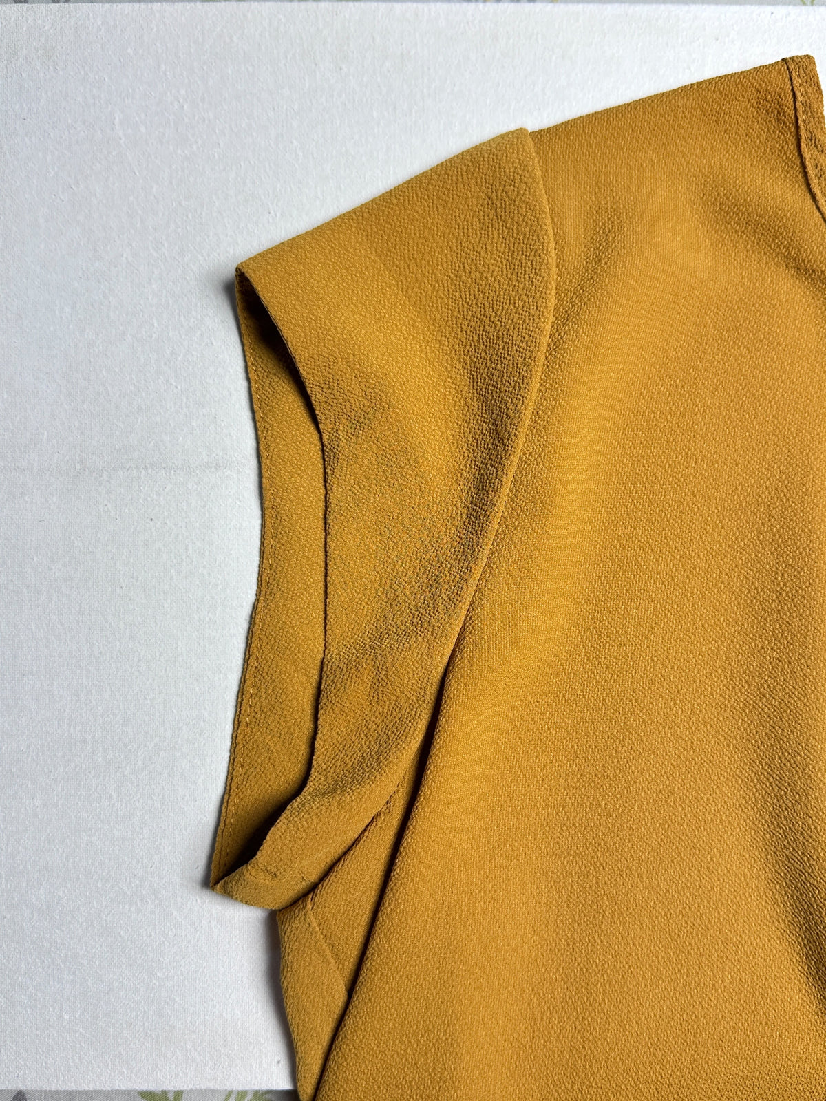 Summer Basic Top with Curved Hem in Yellow-Brown
