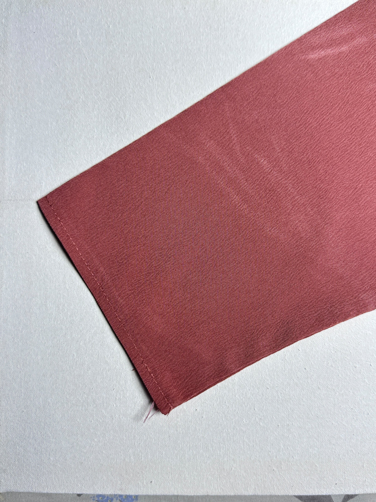 Minimalist Dusty Rose Crewneck Shirt with Drop-Shoulder Wide Sleeves