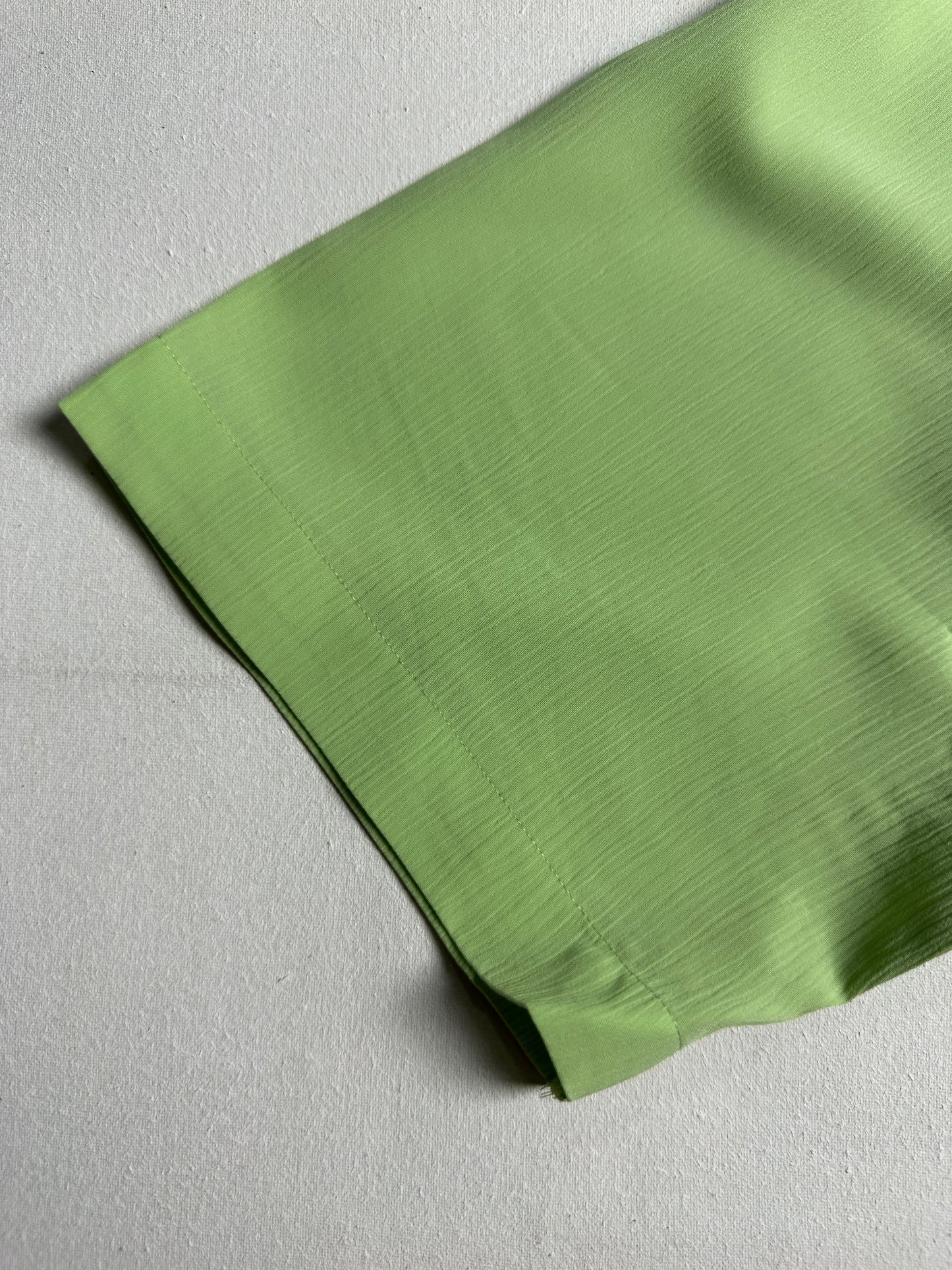 Ribbed V-Neck Short Sleeve Button-Down Top in Parrot Green