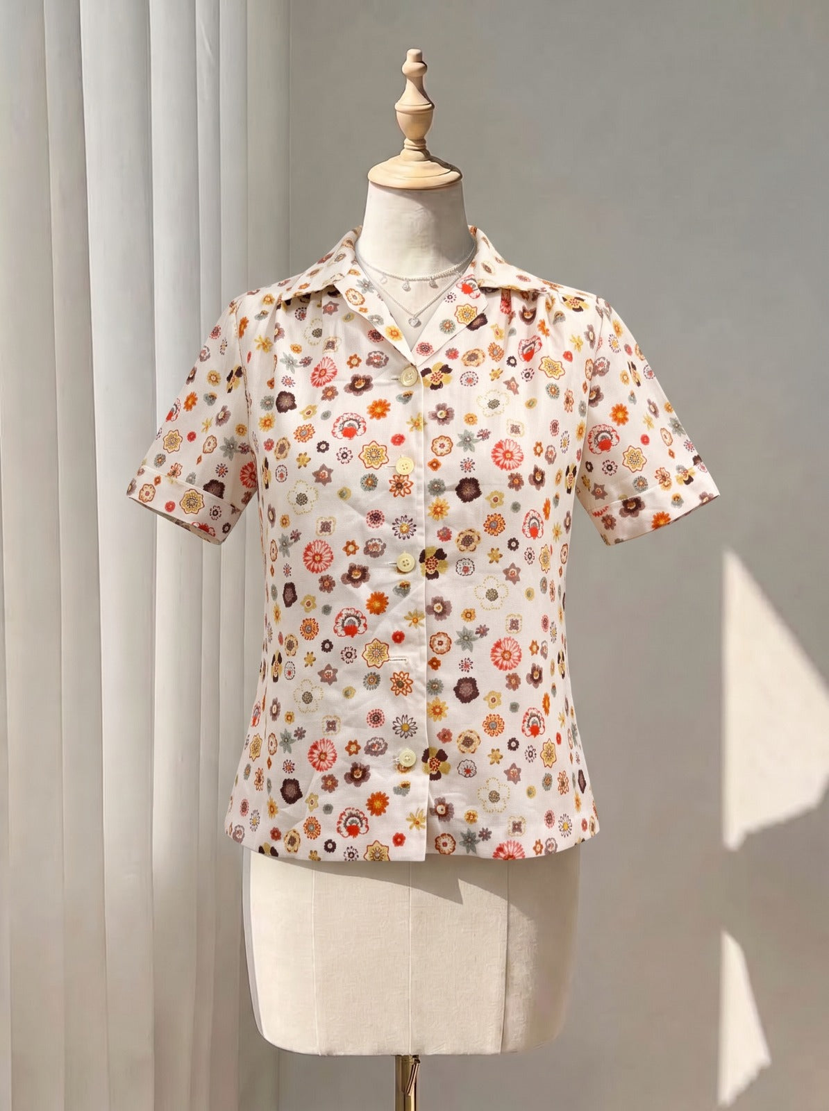 Retro Floral Motif Short Sleeve Button-Front Shirt with Folded Cuffs
