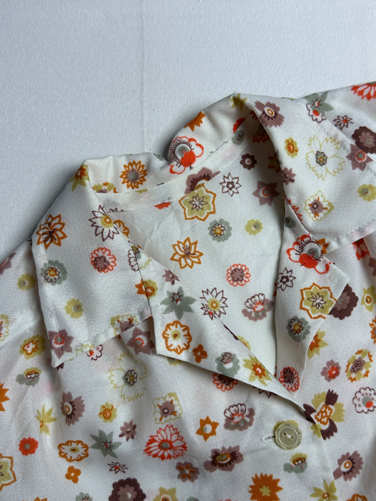 Retro Floral Motif Short Sleeve Button-Front Shirt with Folded Cuffs