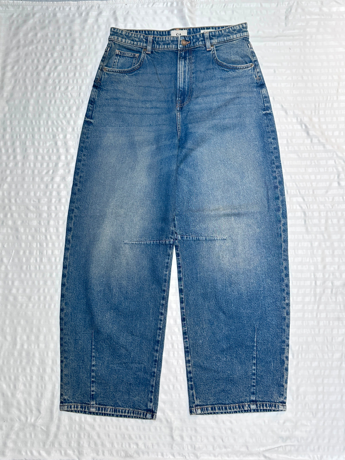 Mid-Wash Barrel-Leg Jeans with Knee Seam Detail