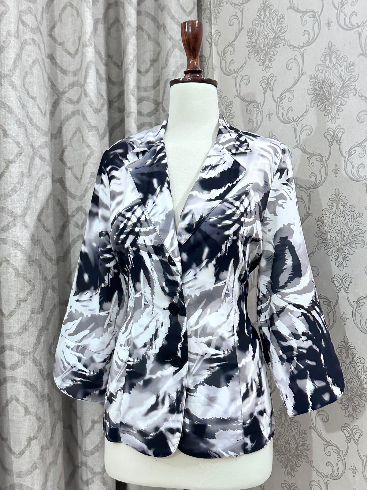 Monochromatic Abstract Ink-Print Tailored Blazer Top
