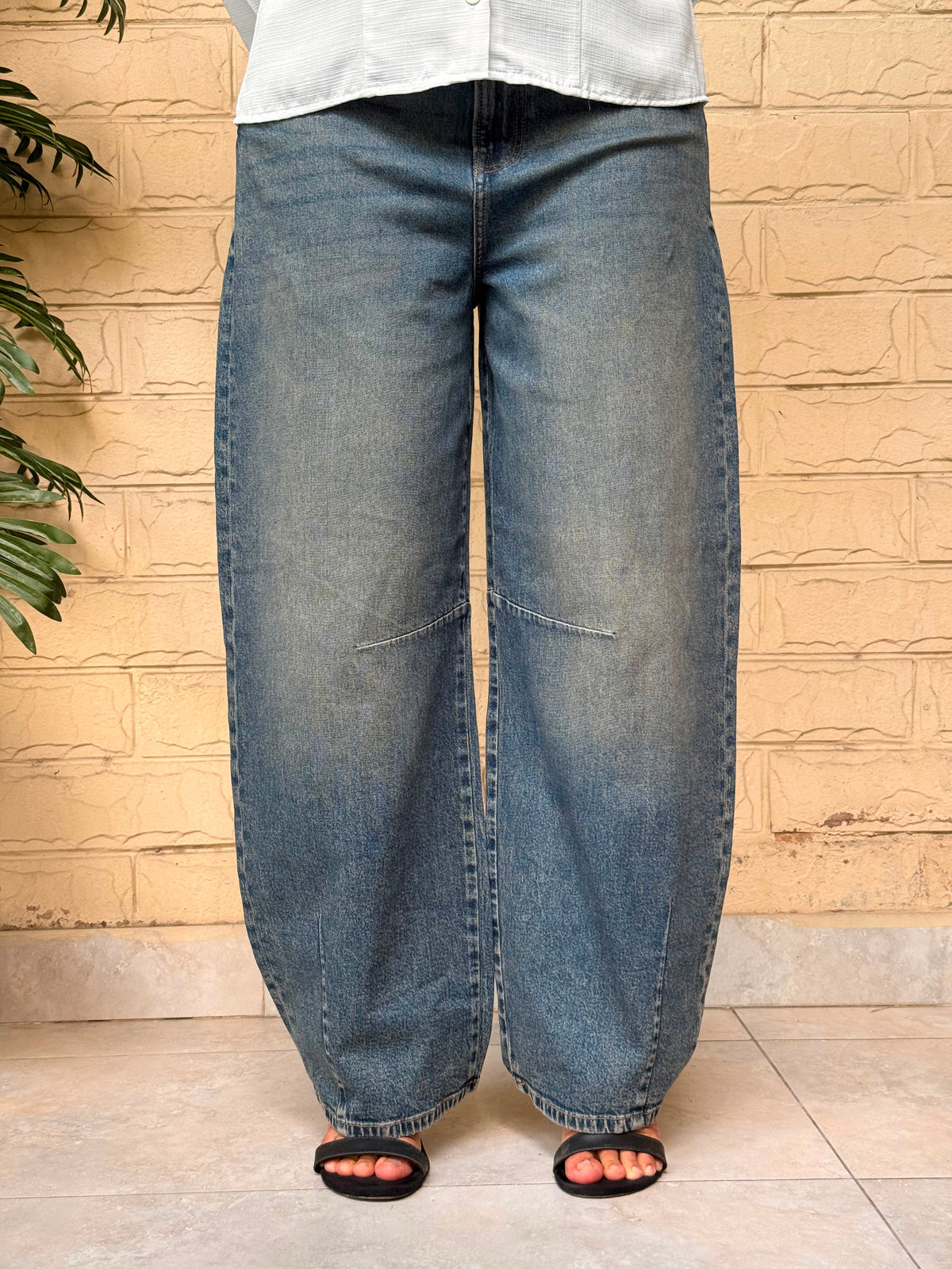 Mid-Wash Barrel-Leg Jeans with Knee Seam Detail