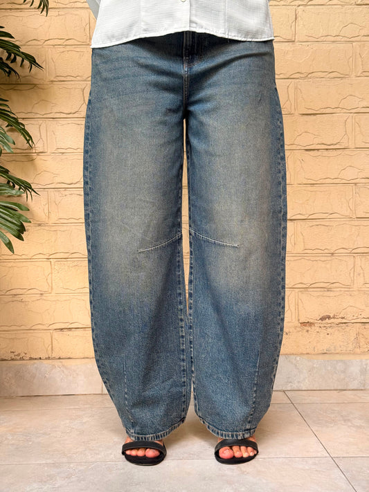 Mid-Wash Barrel-Leg Jeans with Knee Seam Detail