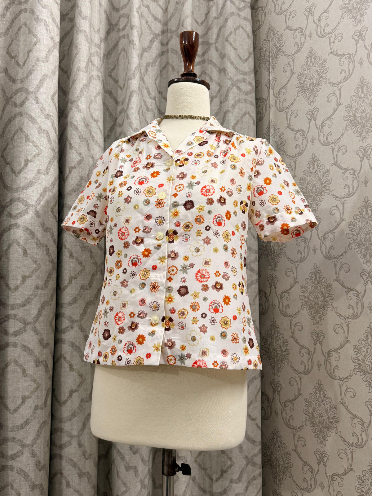 Retro Floral Motif Short Sleeve Button-Front Shirt with Folded Cuffs