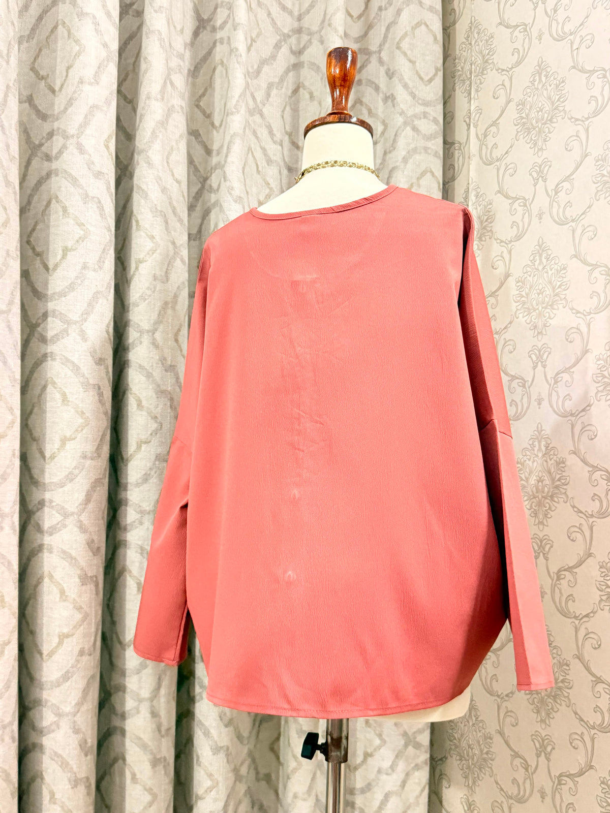 Minimalist Dusty Rose Crewneck Shirt with Drop-Shoulder Wide Sleeves