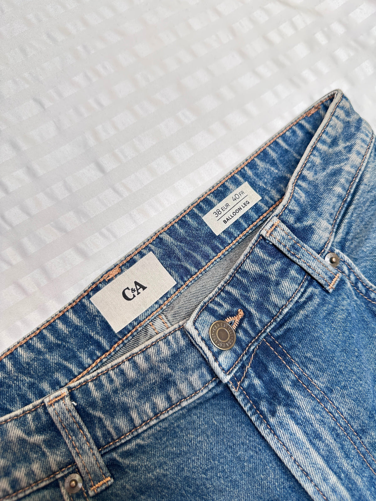 Mid-Wash Barrel-Leg Jeans with Knee Seam Detail
