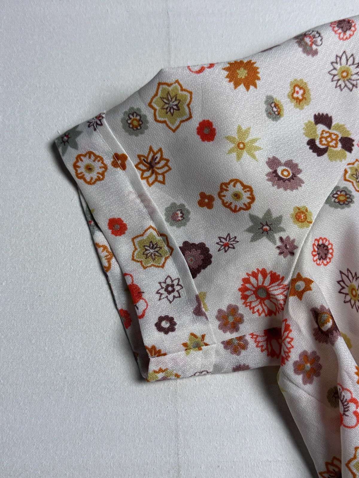 Retro Floral Motif Short Sleeve Button-Front Shirt with Folded Cuffs