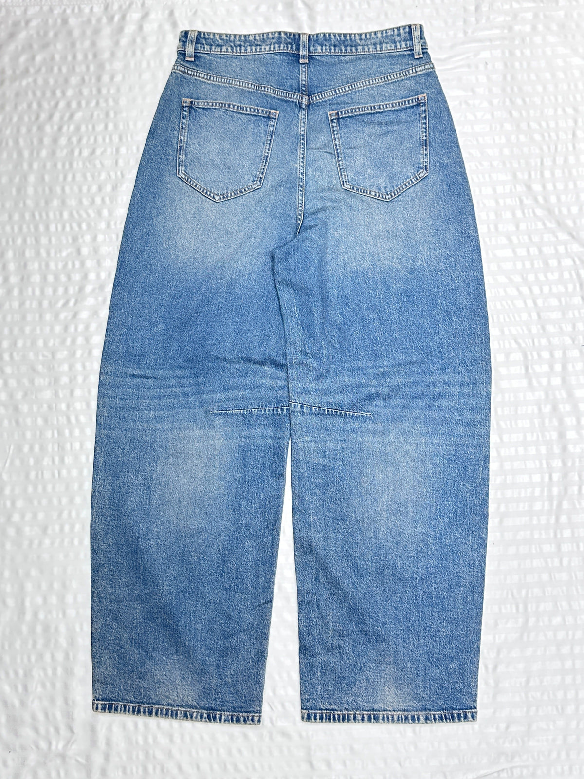 Mid-Wash Barrel-Leg Jeans with Knee Seam Detail