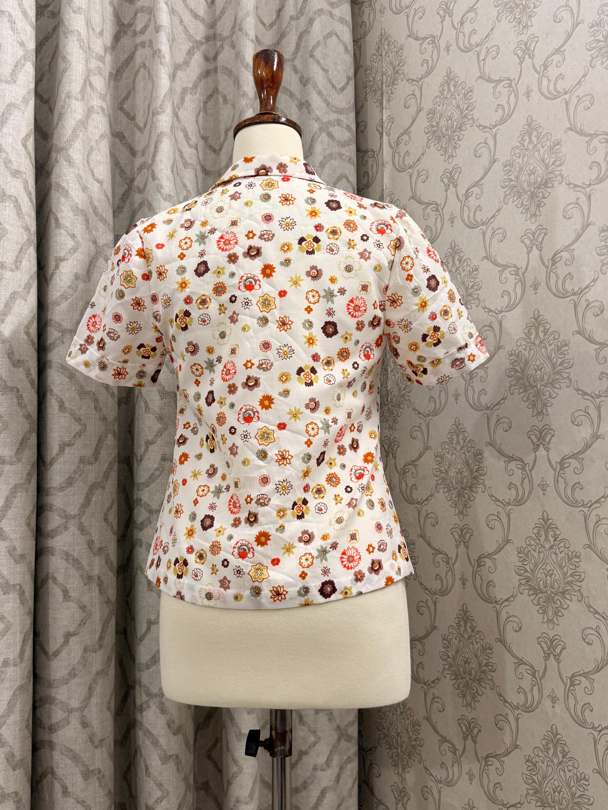 Retro Floral Motif Short Sleeve Button-Front Shirt with Folded Cuffs