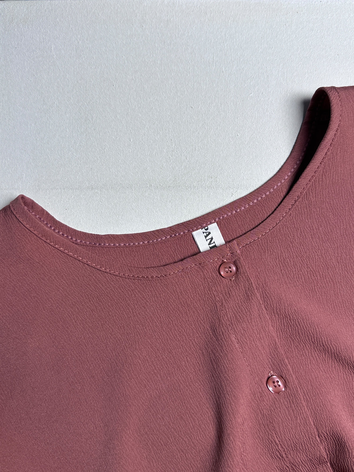 Minimalist Dusty Rose Crewneck Shirt with Drop-Shoulder Wide Sleeves