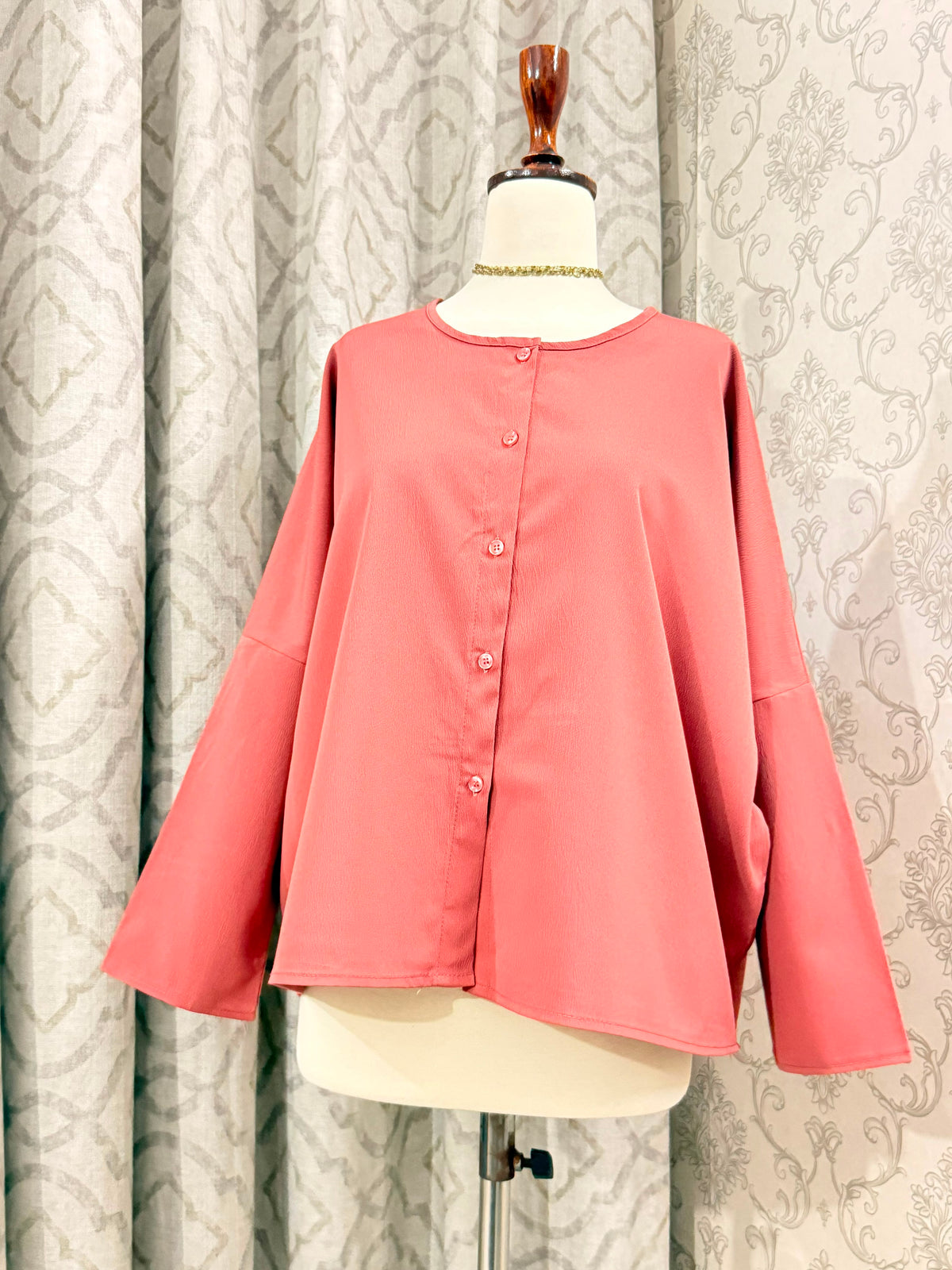 Minimalist Dusty Rose Crewneck Shirt with Drop-Shoulder Wide Sleeves
