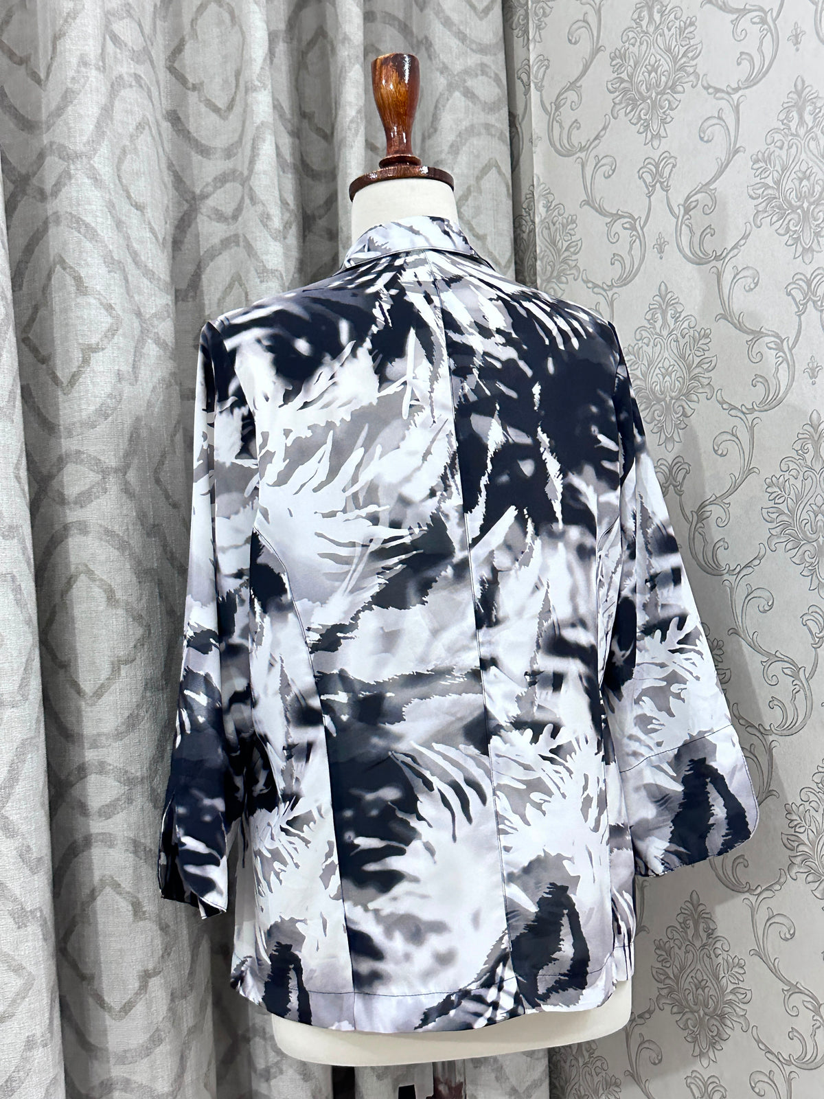 Monochromatic Abstract Ink-Print Tailored Blazer Top